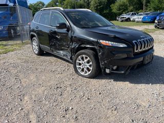 2016 Jeep Cherokee Latitude - Exterior Front Right Corner Image